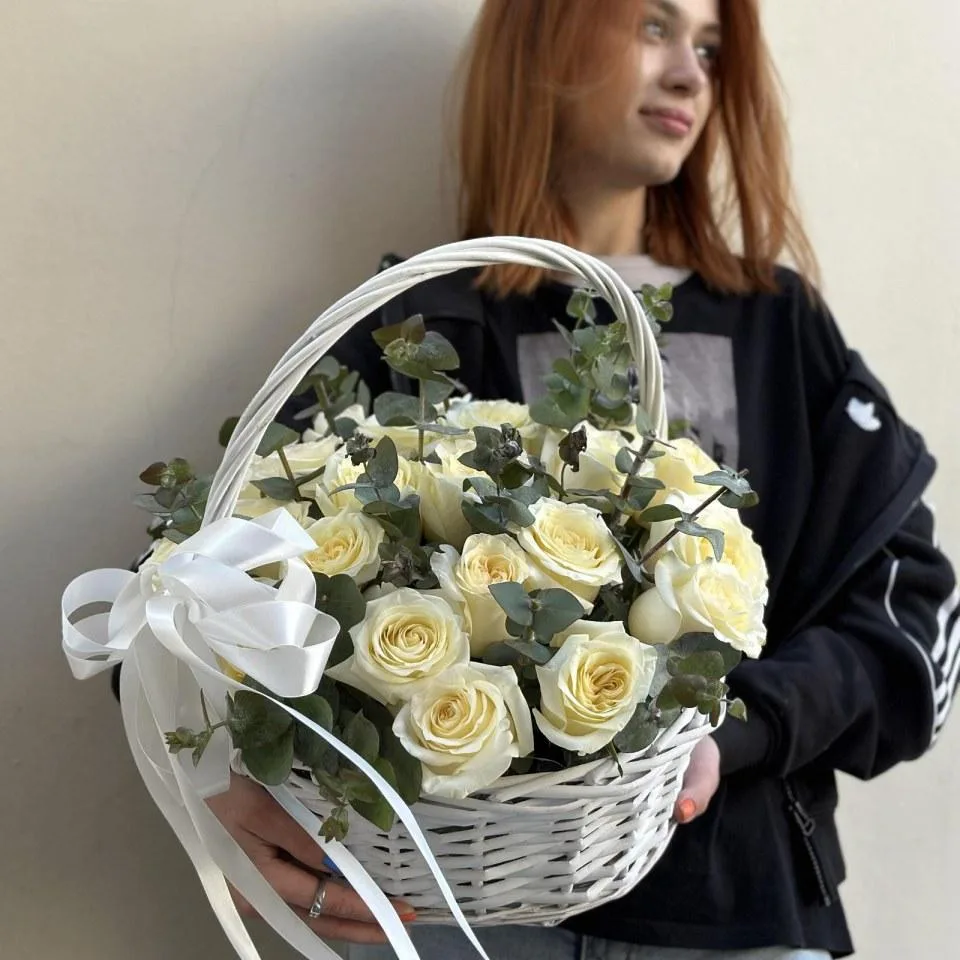 Цветы в корзине