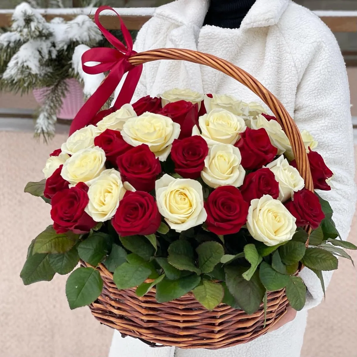 Корзина красное и белое