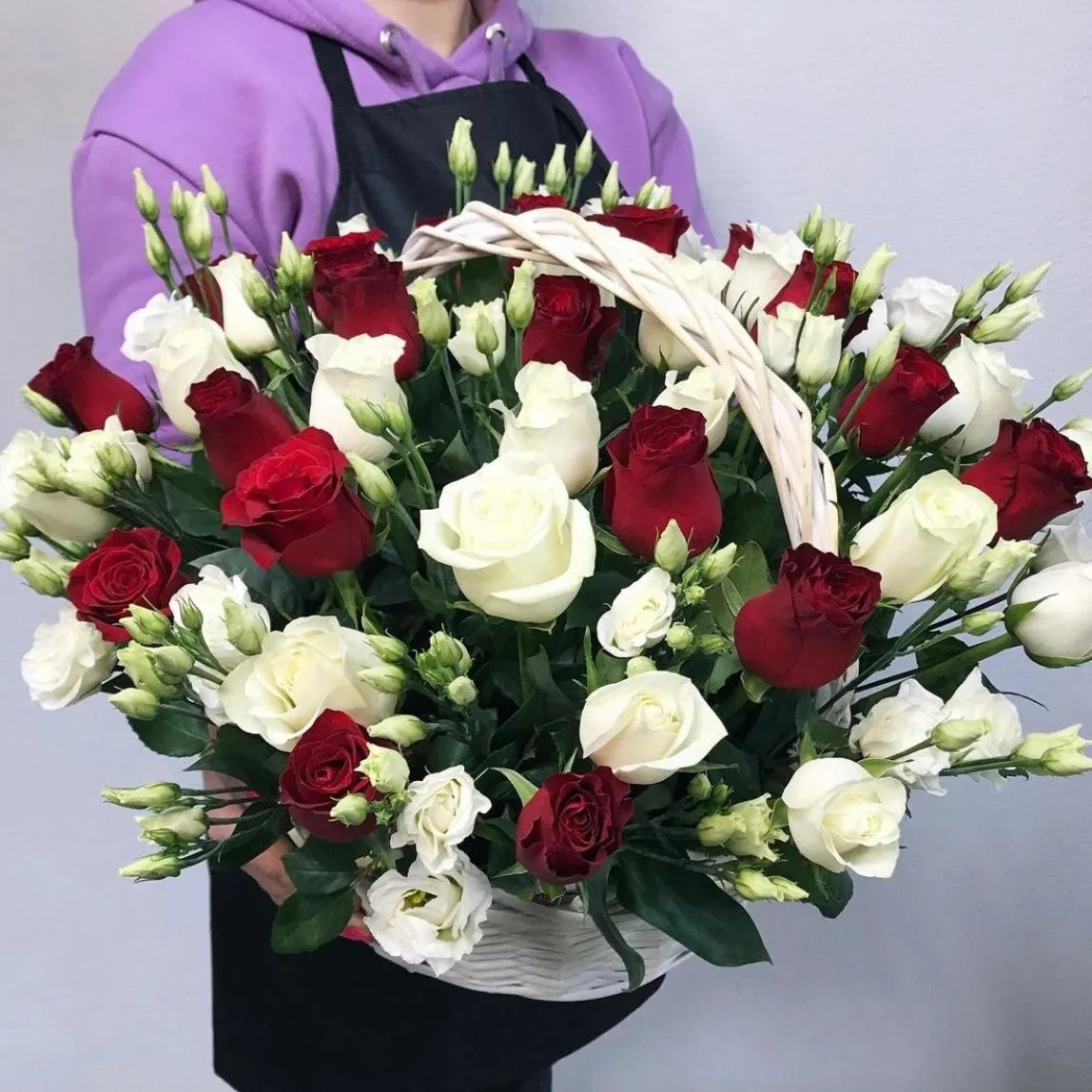 Корзина с розами «Два цвета»