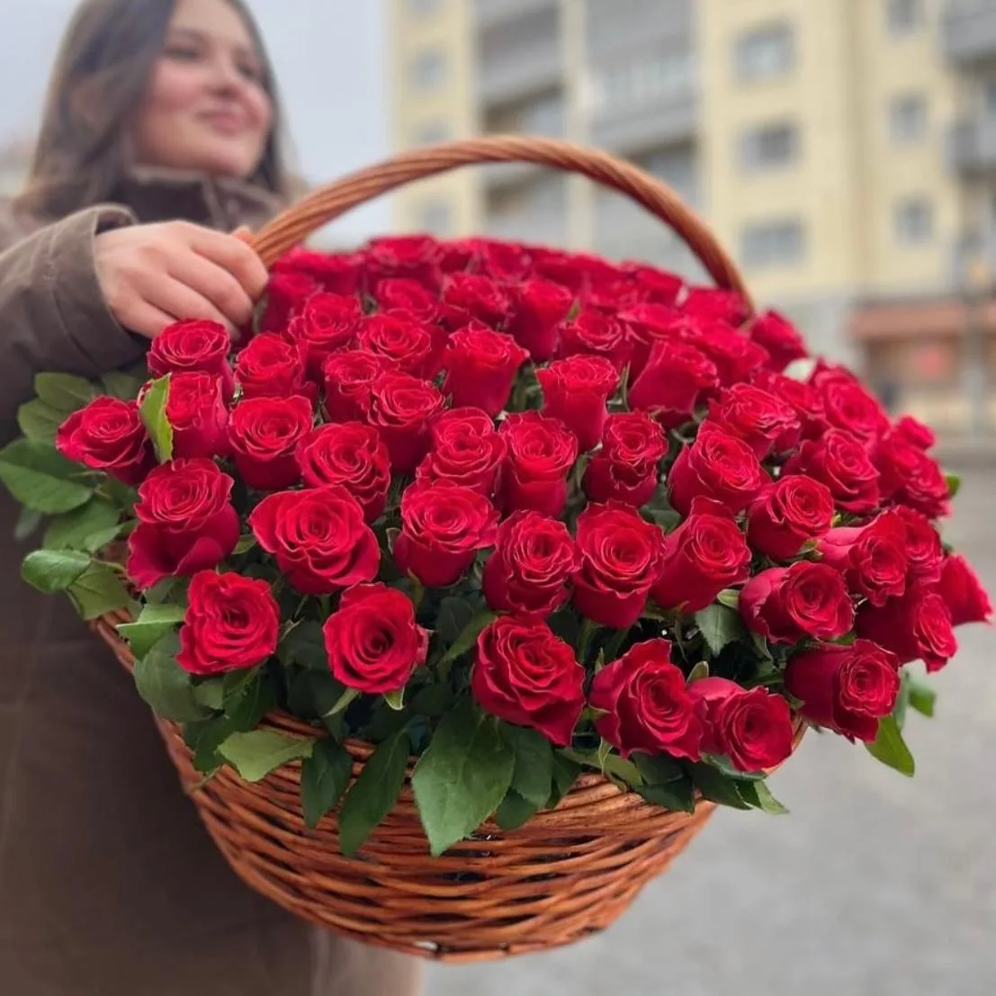 Корзина роз «Весенний день»
