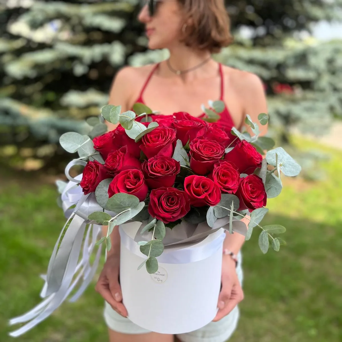 Коробка с красными розами и эвкалипт