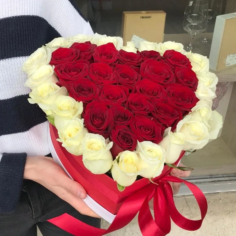 Цветы в коробке «Обещание» 41 роза