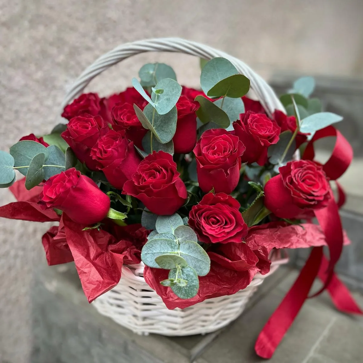 Цветы в корзине «Для самой» 25 шт с эвкалиптом